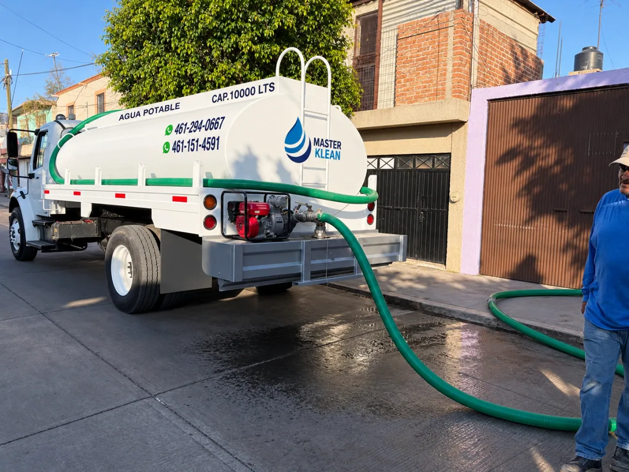 Pipa Master Klean entregando agua con una manguera conectada al inmueble